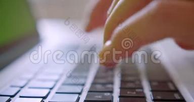 办公室里年轻白种女商人使用电脑在键盘上输入绿色彩屏的特写照片